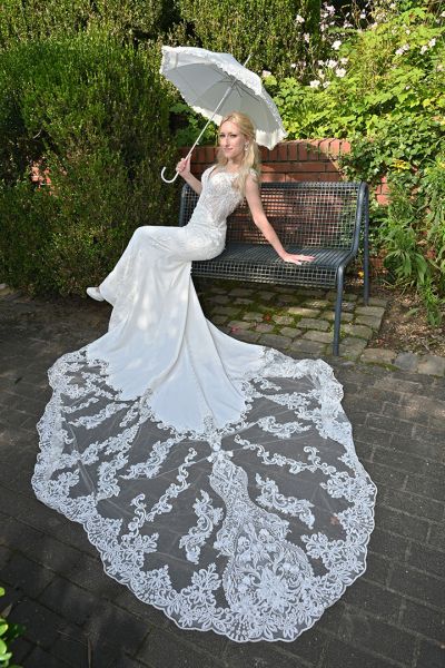 Braut mit langem Brautkleid auf der M�ga in M�lheim